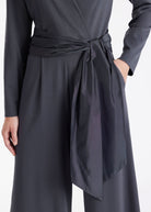 Jumpsuit GUMPSUI mit V-Ausschnitt in Wickeloptik, weitem Bein und Bindegürtel in der Taille in Grau