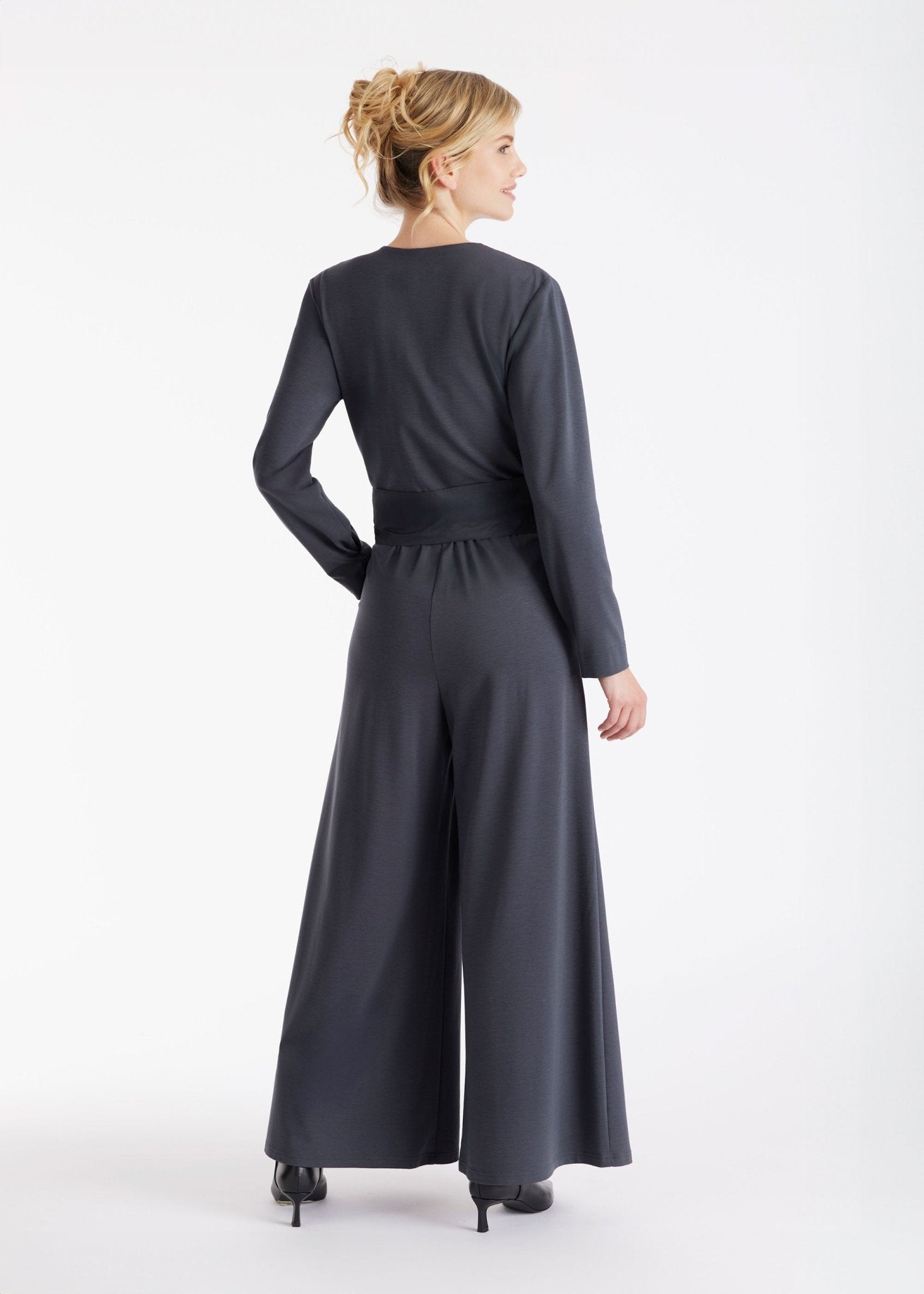 Jumpsuit GUMPSUI mit V-Ausschnitt in Wickeloptik, weitem Bein und Bindegürtel in der Taille in Grau