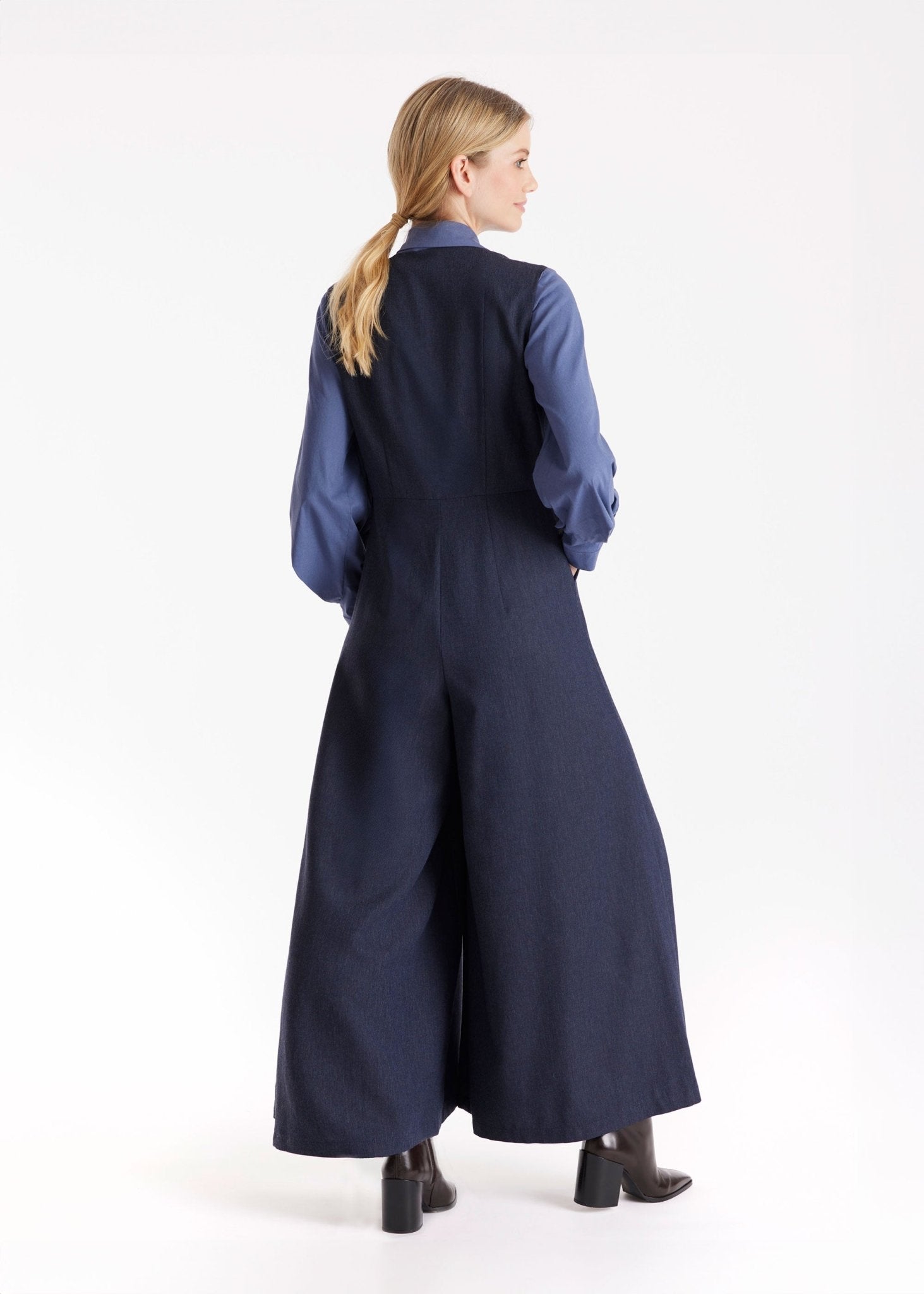 Jumpsuit IMPSUI ohne Arme mit V-Ausschnitt, weitem Bein und Knopf vorn in Dunkelblau