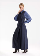 Jumpsuit IMPSUI ohne Arme mit V-Ausschnitt, weitem Bein und Knopf vorn in Dunkelblau