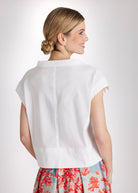 Bluse BOSOMI mit Stehkragen, kurzen Ärmeln und kastiger Form in Weiß