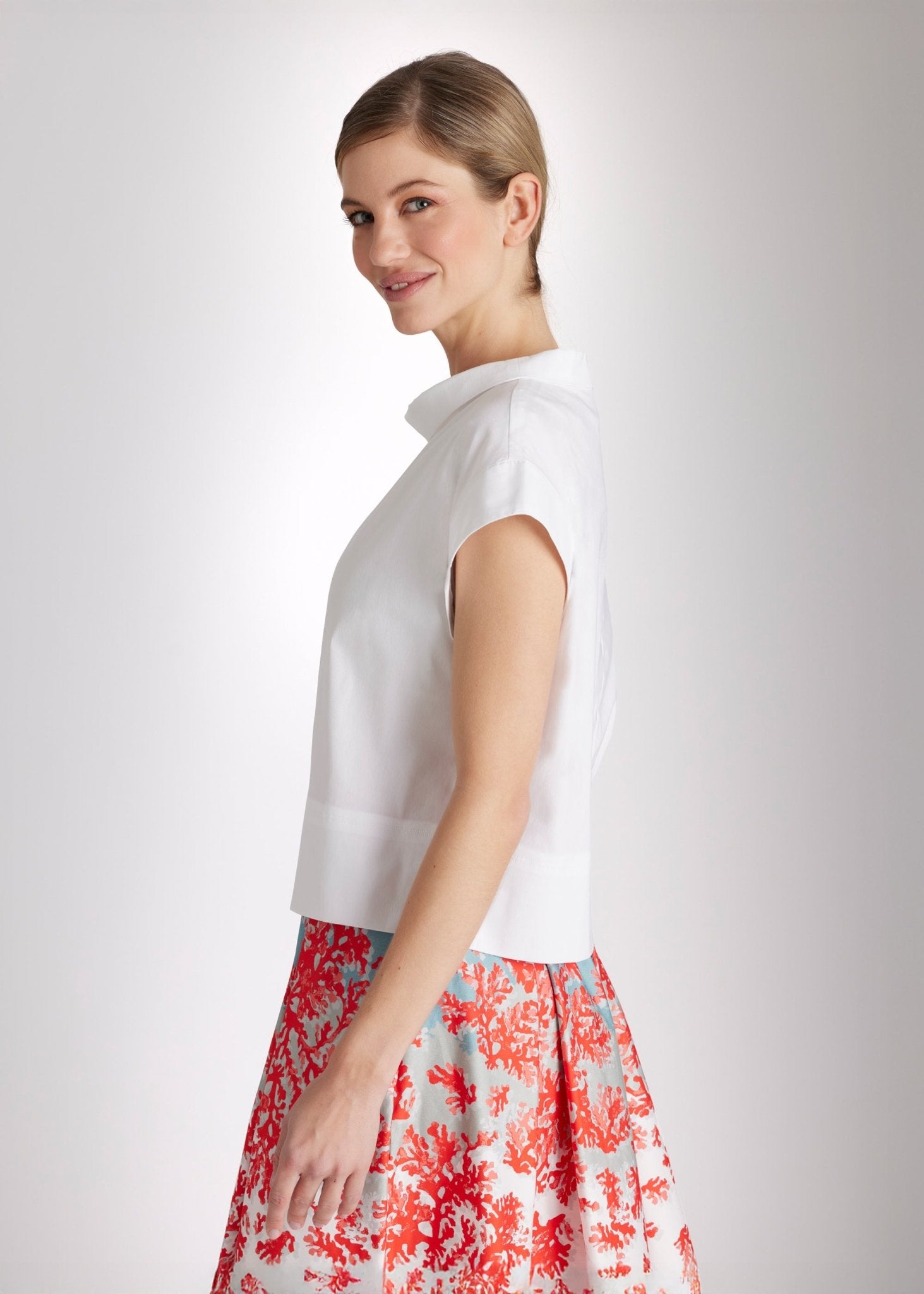 Bluse BOSOMI mit Stehkragen, kurzen Ärmeln und kastiger Form in Weiß