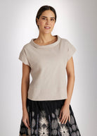 Bluse BOSOMI mit Stehkragen, kurzen Ärmeln und kastiger Form in Beige