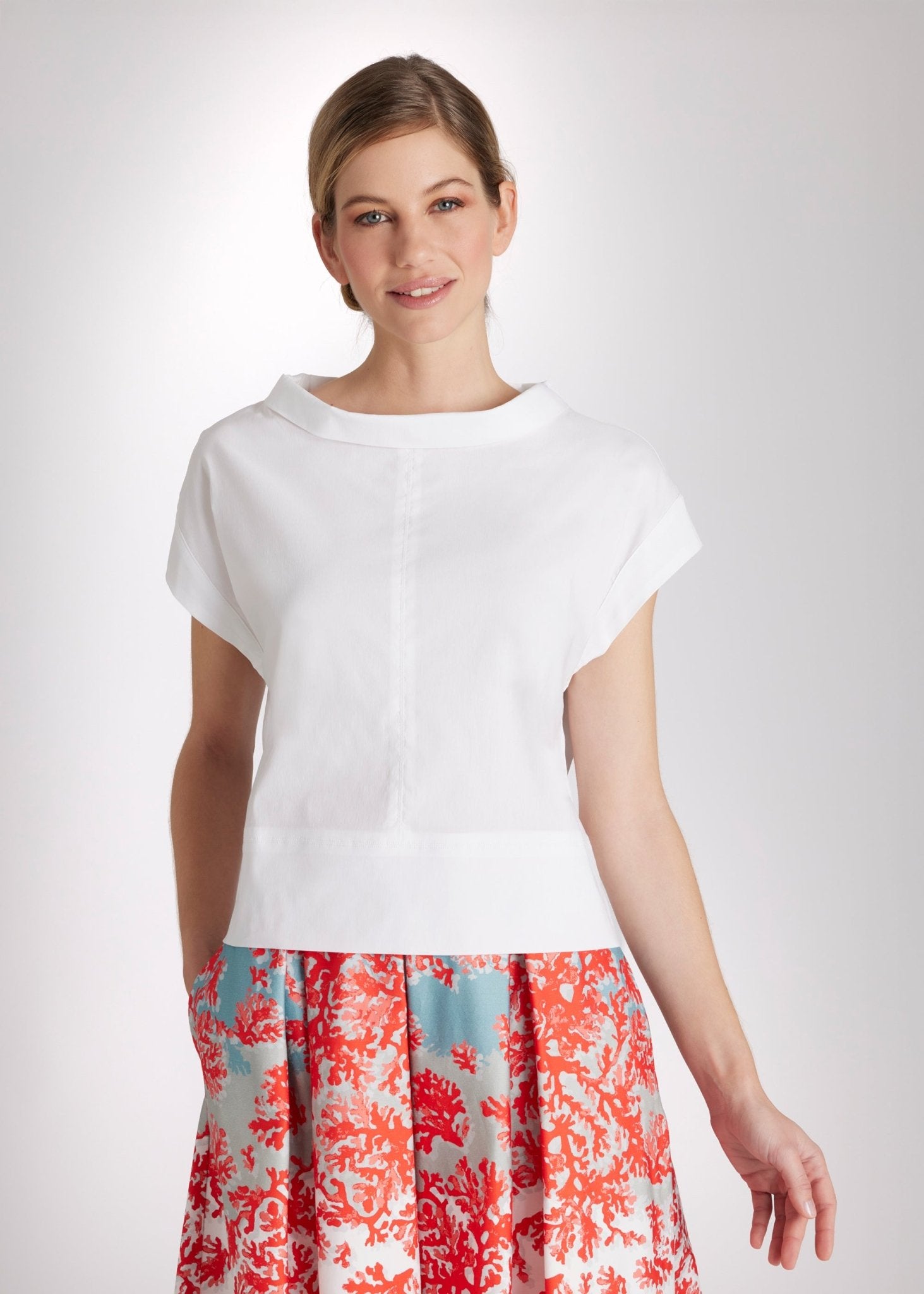 Bluse BOSOMI mit Stehkragen, kurzen Ärmeln und kastiger Form in Weiß