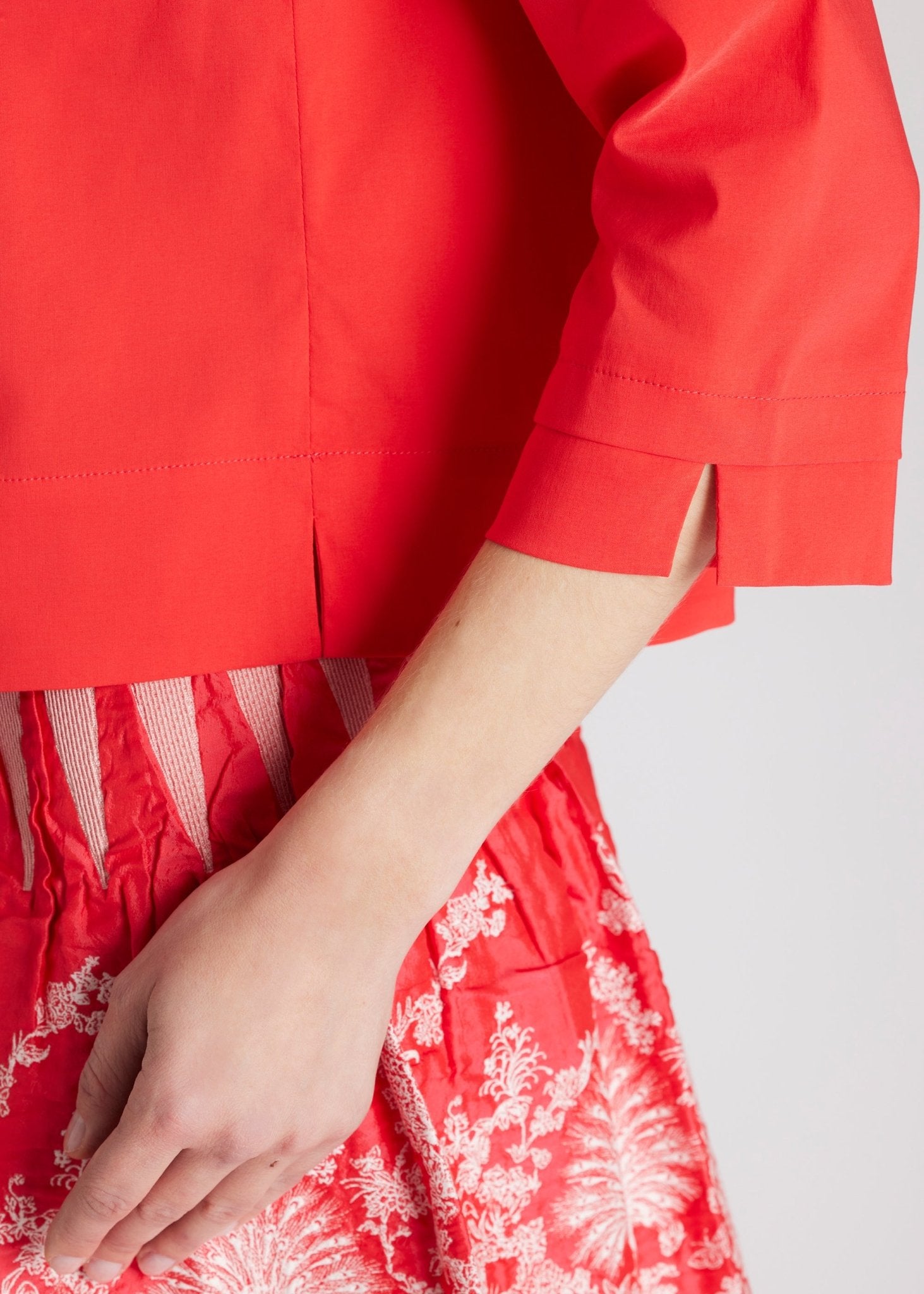 Bluse BUSHAKTY mit V-Ausschnitt und 3/4-Ärmeln und kastiger Form in Rot  