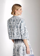 Kurze, kastige Jacke ELOSIA mit Rundhalsausschnitt, Knopfleiste und 3/4-Ärmeln in blauem Jacquard