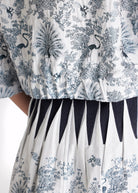 Kurze, kastige Jacke ELOSIA mit Rundhalsausschnitt, Knopfleiste und 3/4-Ärmeln in blauem Jacquard