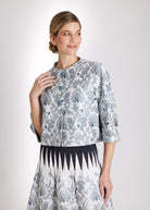 Kurze, kastige Jacke ELOSIA mit Rundhalsausschnitt, Knopfleiste und 3/4-Ärmeln in blauem Jacquard