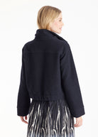 Kurze Jacke MARIERA mit hohem Kragen, Reißverschluss, langen Armen und aufgesetzten Taschen in Dunkelblau