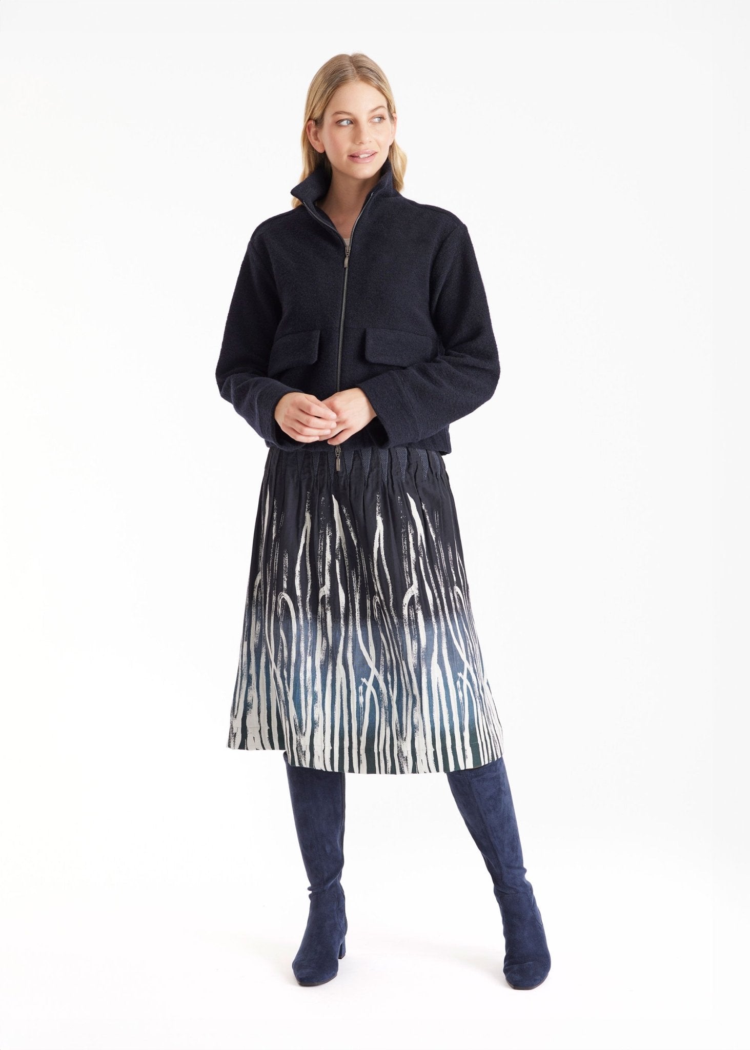 Kurze Jacke MARIERA mit hohem Kragen, Reißverschluss, langen Armen und aufgesetzten Taschen in Dunkelblau