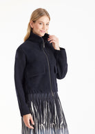 Kurze Jacke MARIERA mit hohem Kragen, Reißverschluss, langen Armen und aufgesetzten Taschen in Dunkelblau