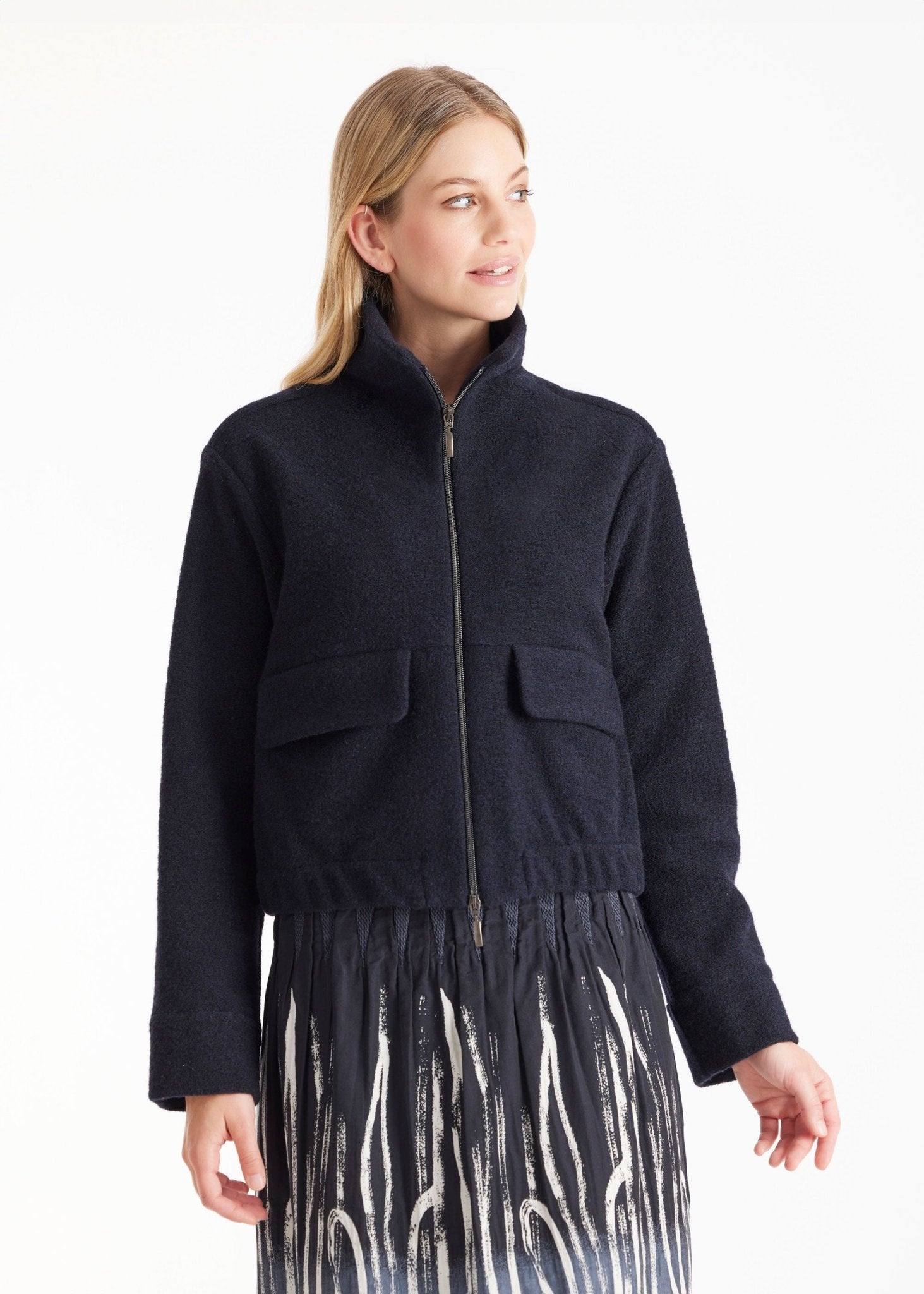 Kurze Jacke MARIERA mit hohem Kragen, Reißverschluss, langen Armen und aufgesetzten Taschen in Dunkelblau