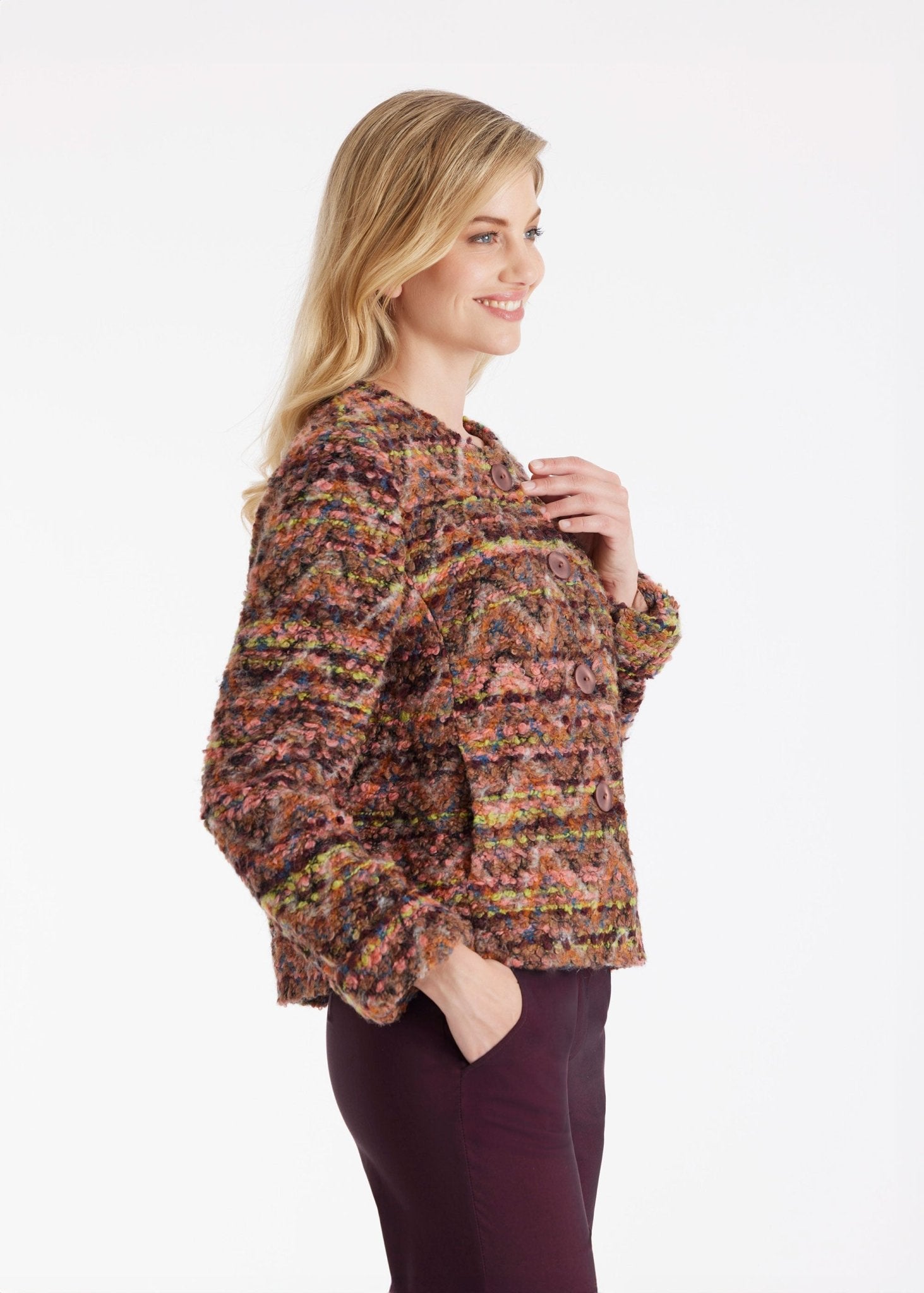 Kurze Jacke MYKINGA mit Rundhals, Knopfleiste und langen Armen in mehrfarbigem Bouclé in Pink und Grün