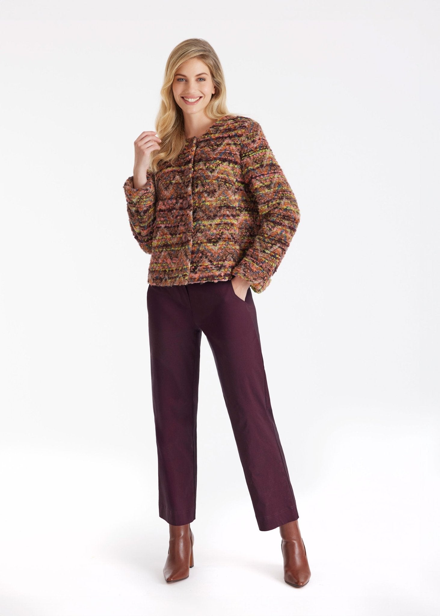 Kurze Jacke MYKINGA mit Rundhals, Knopfleiste und langen Armen in mehrfarbigem Bouclé in Pink und Grün