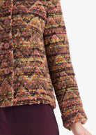 Kurze Jacke MYKINGA mit Rundhals, Knopfleiste und langen Armen in mehrfarbigem Bouclé in Pink und Grün