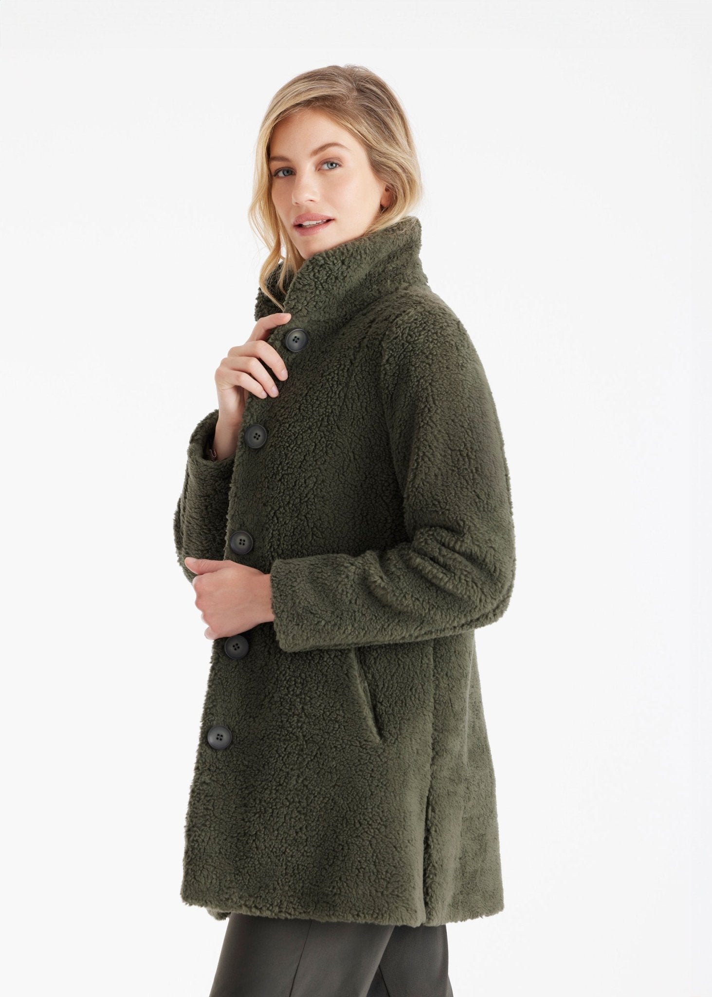 Kurzer, leicht ausgestellter Mantel WUANOY mit Stehkragen, Knopfleiste und Eingrifftaschen aus Teddystoff in Khakigrün