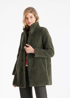 Kurzer, leicht ausgestellter Mantel WUANOY mit Stehkragen, Knopfleiste und Eingrifftaschen aus Teddystoff in Khakigrün