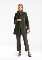 Kurzer, leicht ausgestellter Mantel WUANOY mit Stehkragen, Knopfleiste und Eingrifftaschen aus Teddystoff in Khakigrün