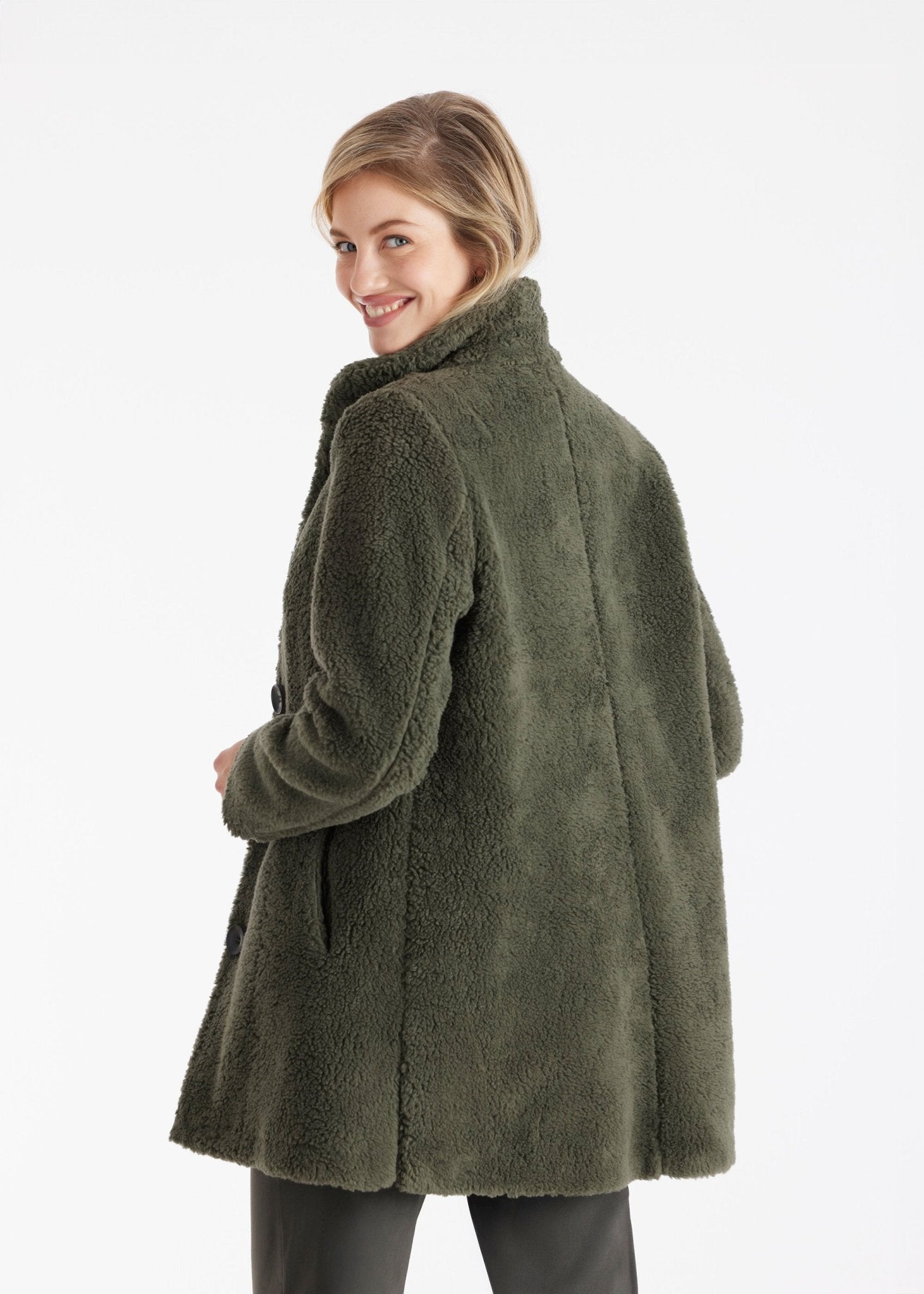 Kurzer, leicht ausgestellter Mantel WUANOY mit Stehkragen, Knopfleiste und Eingrifftaschen aus Teddystoff in Khakigrün