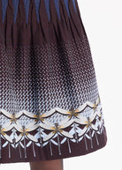 Kurzer Rock LACROS-W mit Gummibund und abstraktem Muster in Dunkelrot