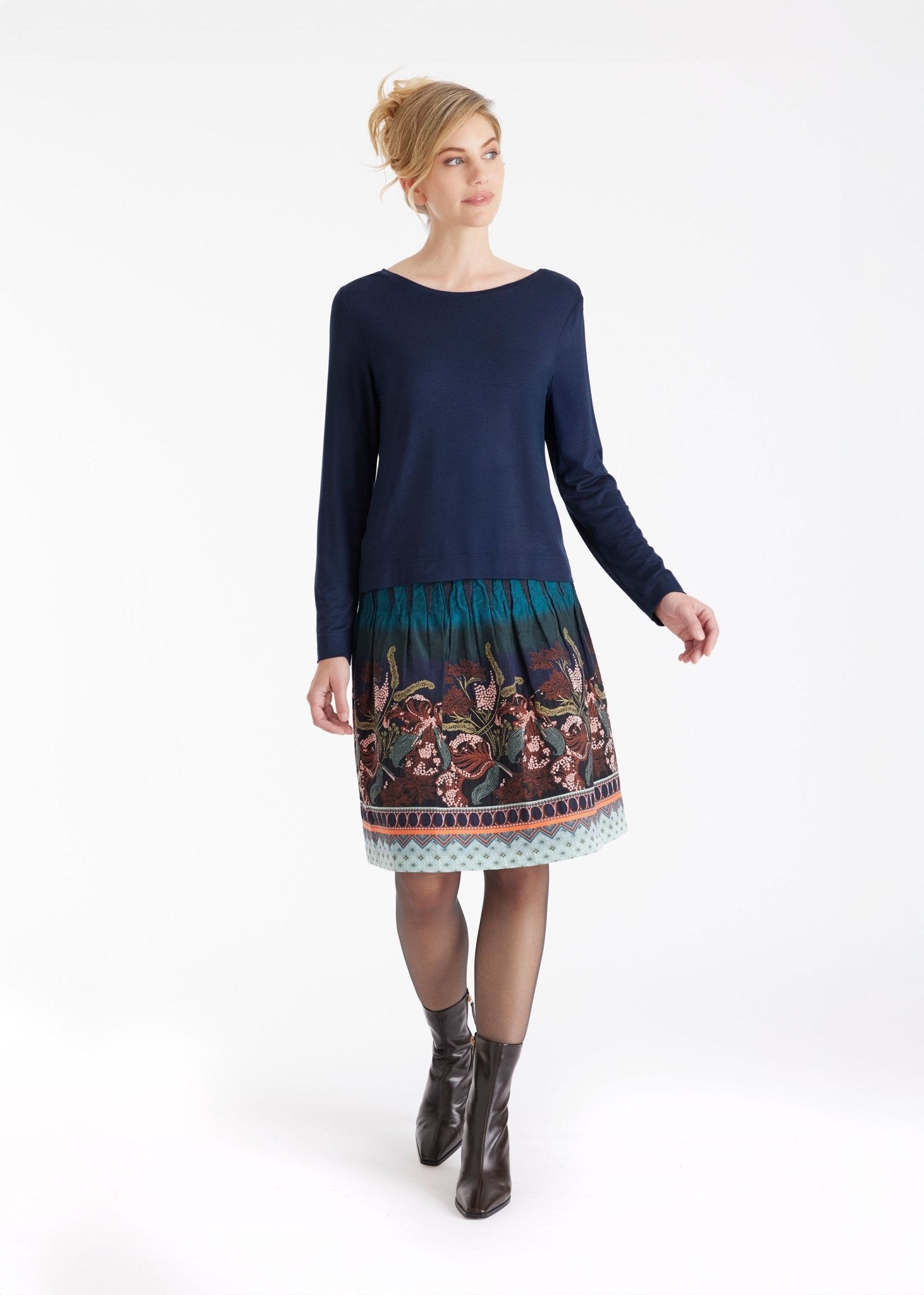 Kurzer Rock LACROS-W mit Gummibund und abstraktem Muster in Petrol