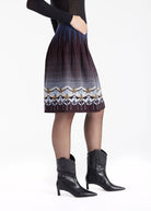 Kurzer Rock LACROS-W mit Gummibund und abstraktem Muster in Dunkelrot