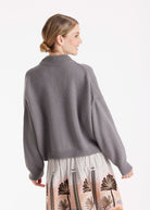 Kurzer Pullover PAROLY mit Stehkragen und langen Armen in Grau