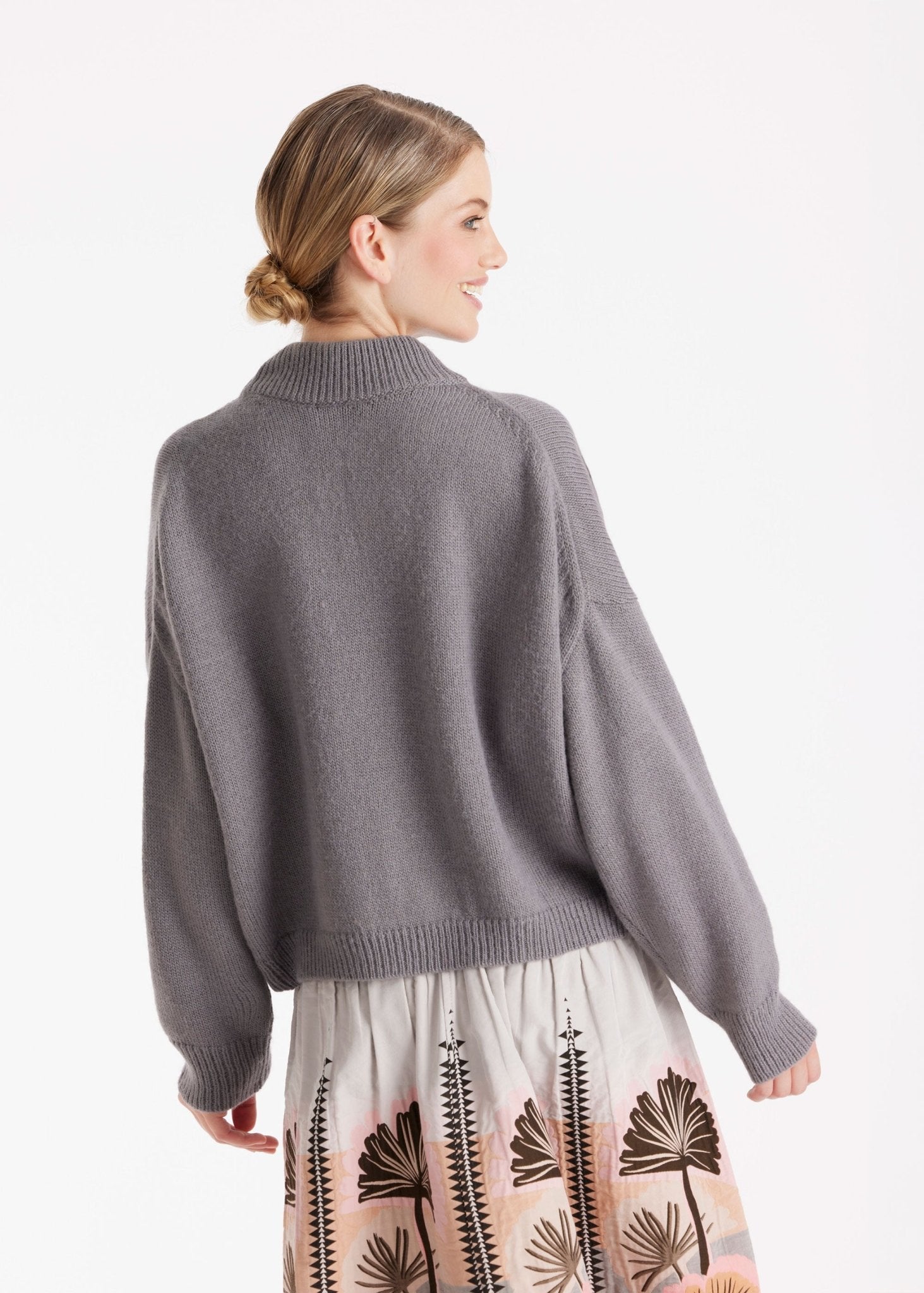 Kurzer Pullover PAROLY mit Stehkragen und langen Armen in Grau