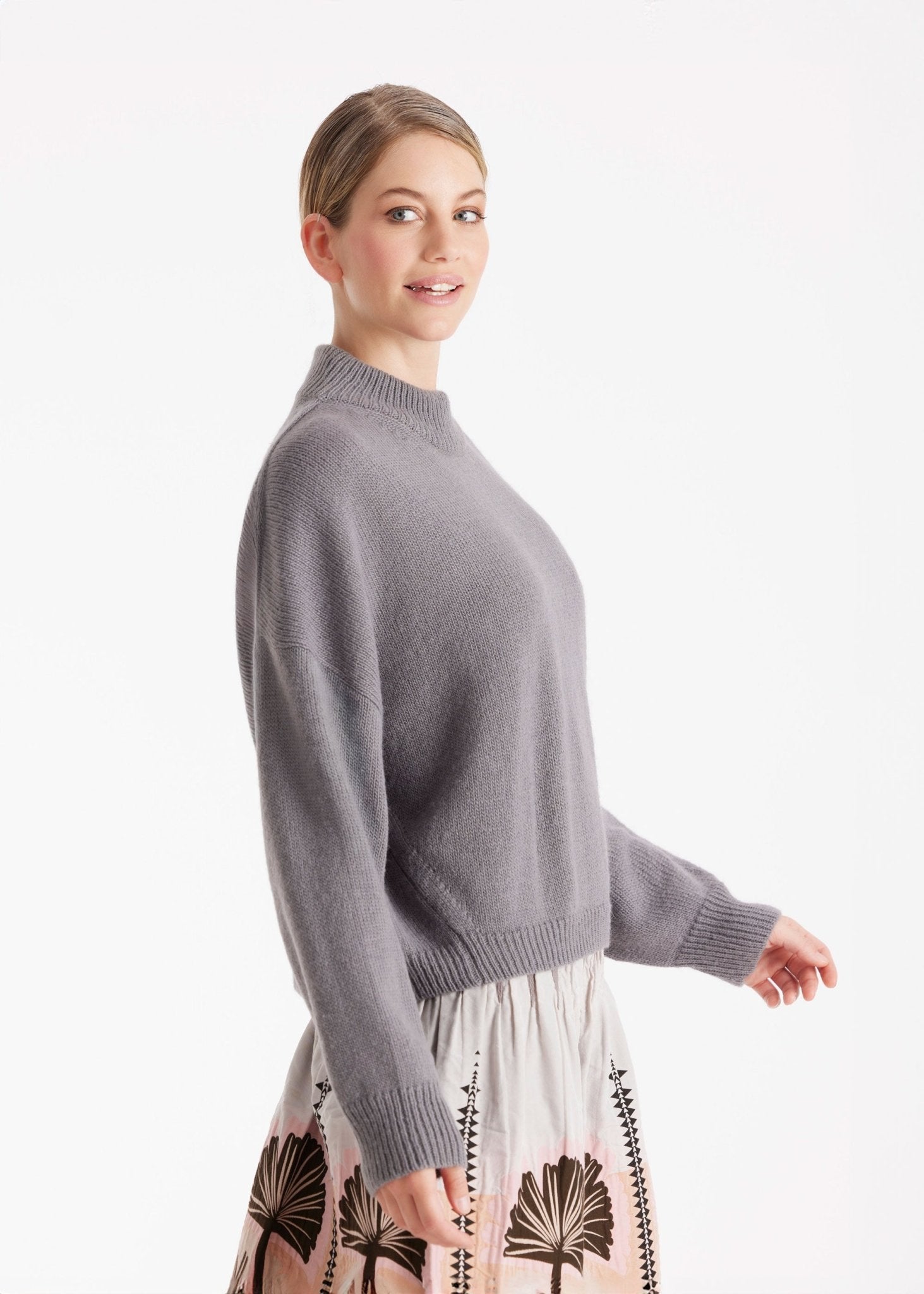 Kurzer Pullover PAROLY mit Stehkragen und langen Armen in Grau