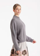 Kurzer Pullover PAROLY mit Stehkragen und langen Armen in Grau