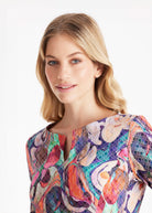 Kurzes Etuikleid EGENIA mit V-Ausschnitt, langen Armen und mehrfarbigem, abstraktem Blumenmuster