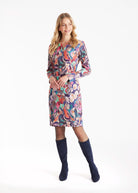 Kurzes Etuikleid EGENIA mit V-Ausschnitt, langen Armen und mehrfarbigem, abstraktem Blumenmuster