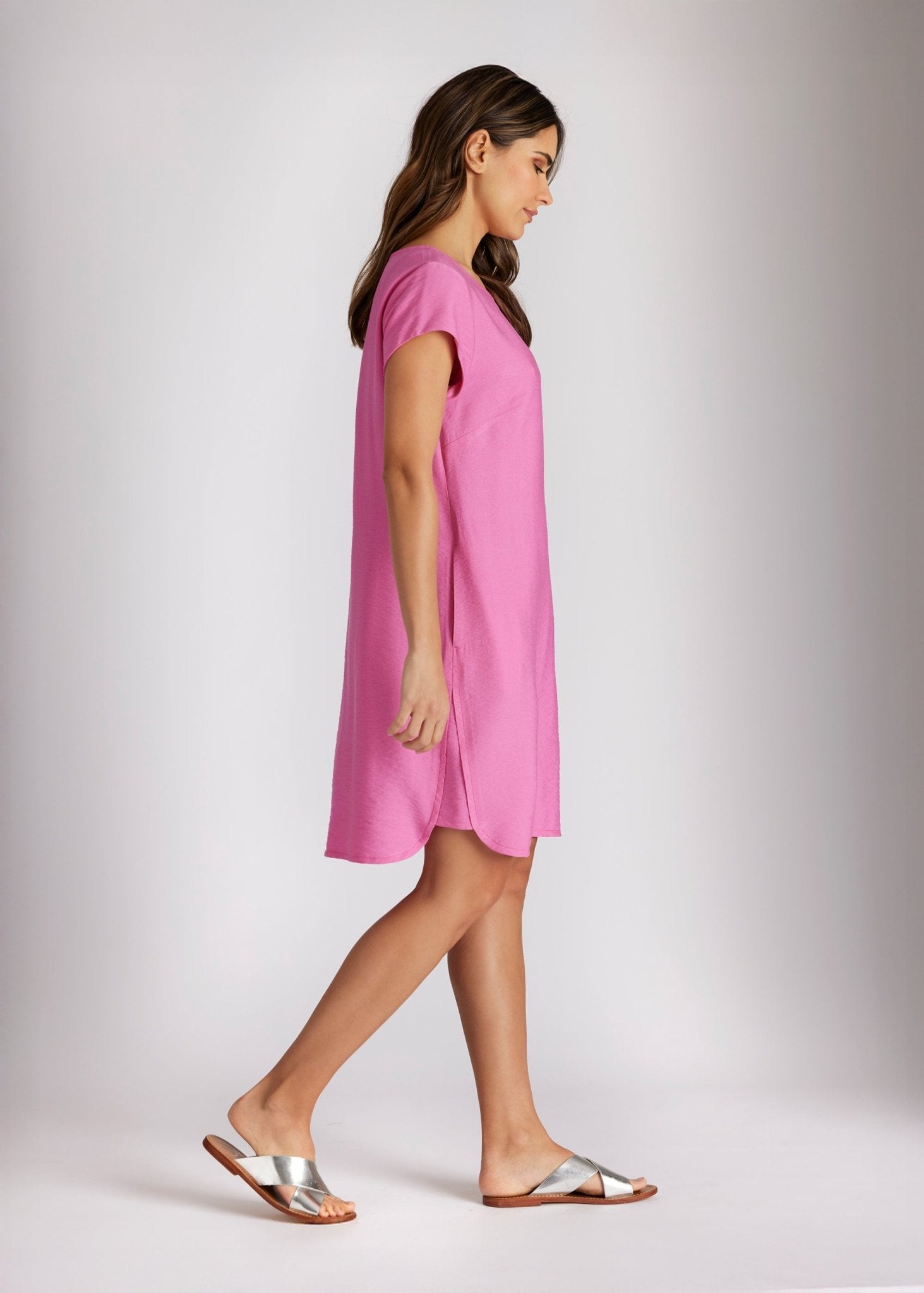 Kurzes Kleid NUVARIS mit kurzen Ärmeln, seitlichen Eingrifftaschen und abgerundetem Saum in Pink