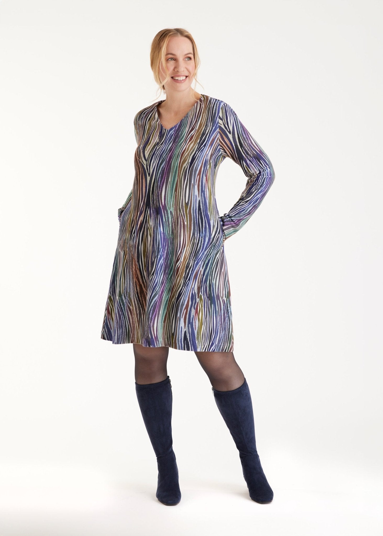 Kurzes Kleid ARAPA mit V-Ausschnitt, langen Armen und mehrfarbigem Muster in Blau- und Violetttönen