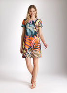 Kurzes Kleid DEFADO mit Rundhalsausschnitt, kurzen Ärmeln, A-Linien-Form und mehrfarbigem, floralem Print