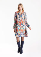 Kurzes Kleid DYRA mit V-Ausschnitt, langen Armen und mehrfarbigem, abstraktem Blumenmuster