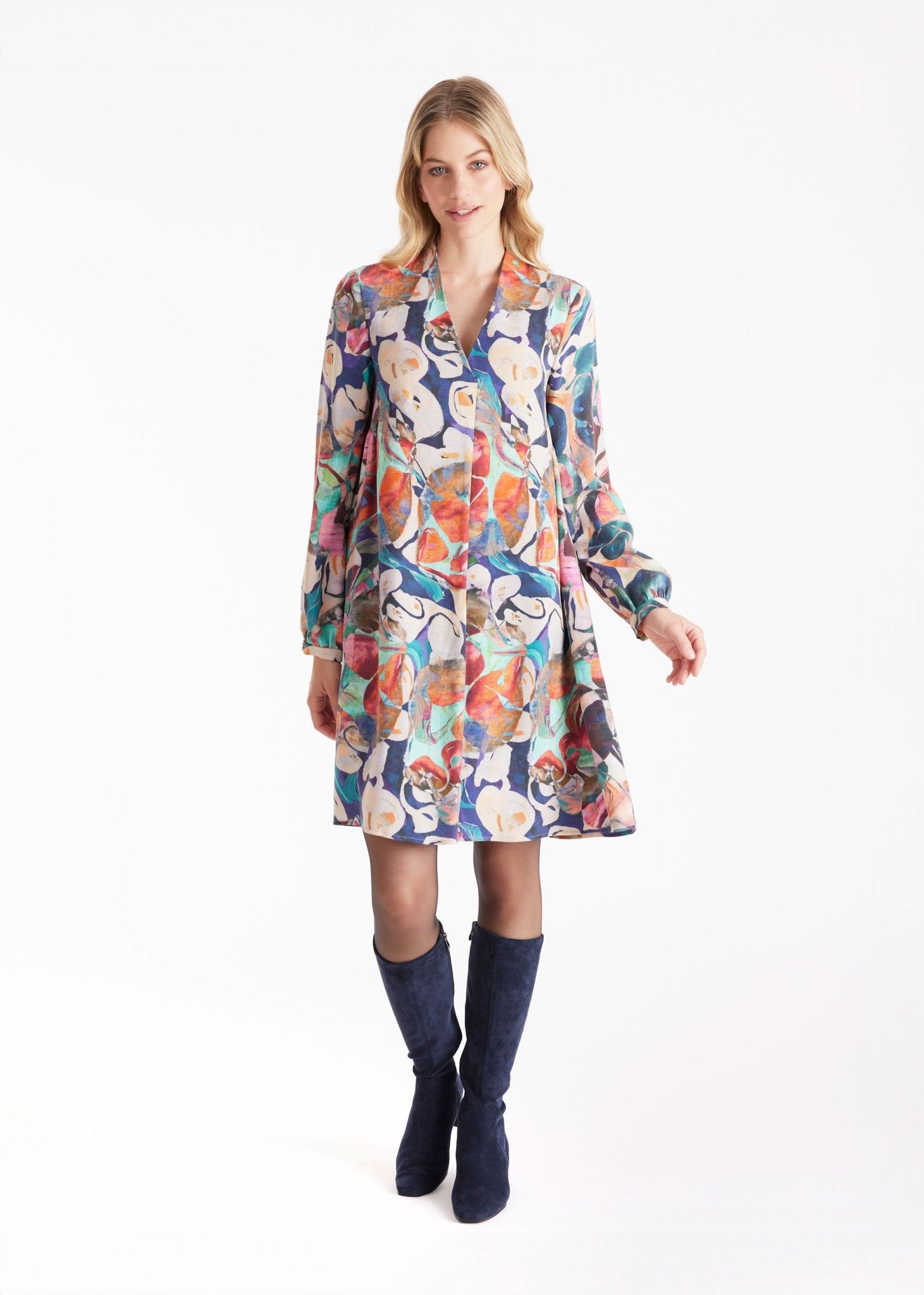 Kurzes Kleid DYRA mit V-Ausschnitt, langen Armen und mehrfarbigem, abstraktem Blumenmuster