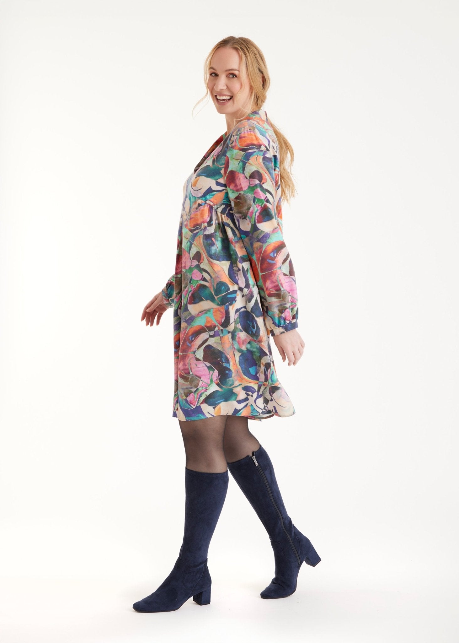 Kurzes Kleid DYRA mit V-Ausschnitt, langen Armen und mehrfarbigem, abstraktem Blumenmuster