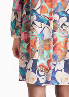 Kurzes Kleid DYRA mit V-Ausschnitt, langen Armen und mehrfarbigem, abstraktem Blumenmuster