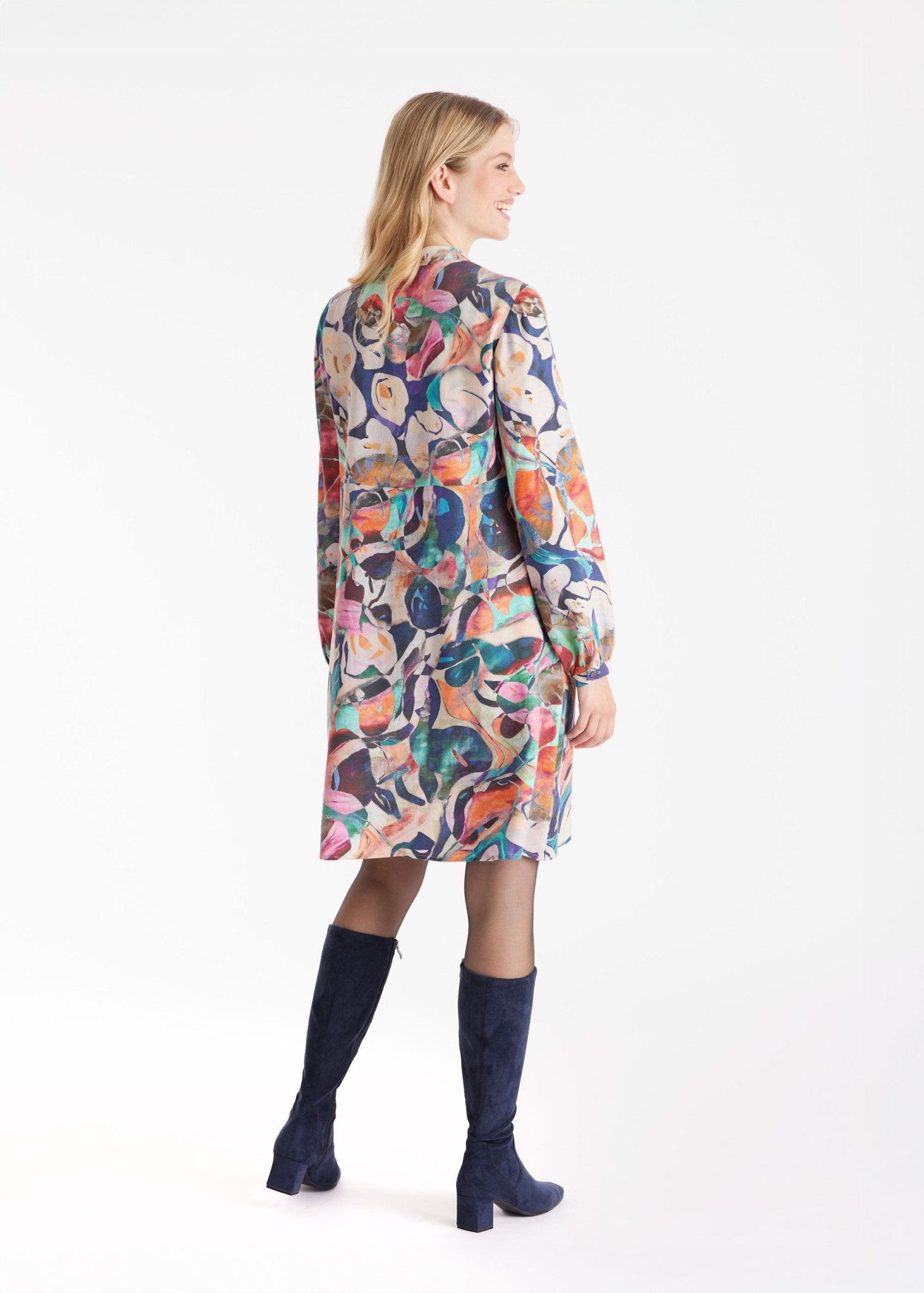 Kurzes Kleid DYRA mit V-Ausschnitt, langen Armen und mehrfarbigem, abstraktem Blumenmuster