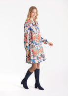 Kurzes Kleid DYRA mit V-Ausschnitt, langen Armen und mehrfarbigem, abstraktem Blumenmuster