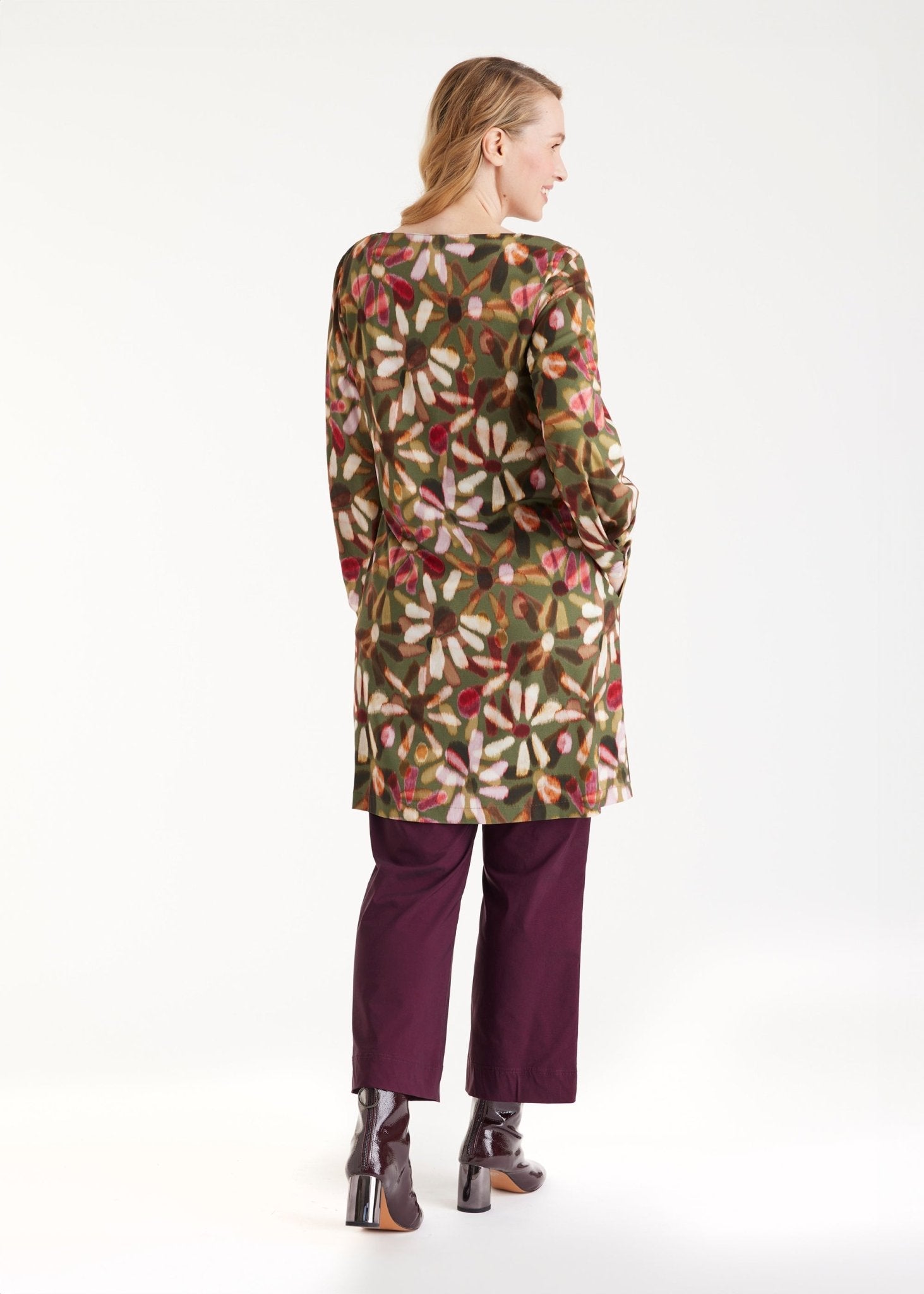 Kurzes Kleid NABYLIA mit U-Boot-Ausschnitt, langen Armen und mehrfarbigem Blumenmuster