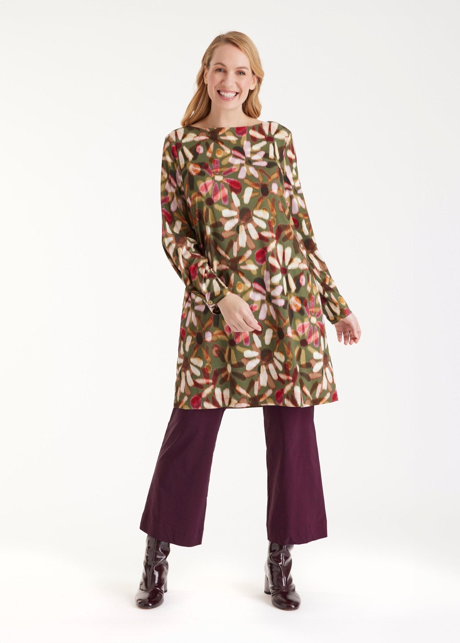 Kurzes Kleid NABYLIA mit U-Boot-Ausschnitt, langen Armen und mehrfarbigem Blumenmuster