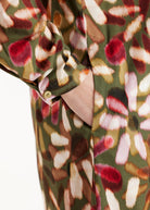 Kurzes Kleid NABYLIA mit U-Boot-Ausschnitt, langen Armen und mehrfarbigem Blumenmuster