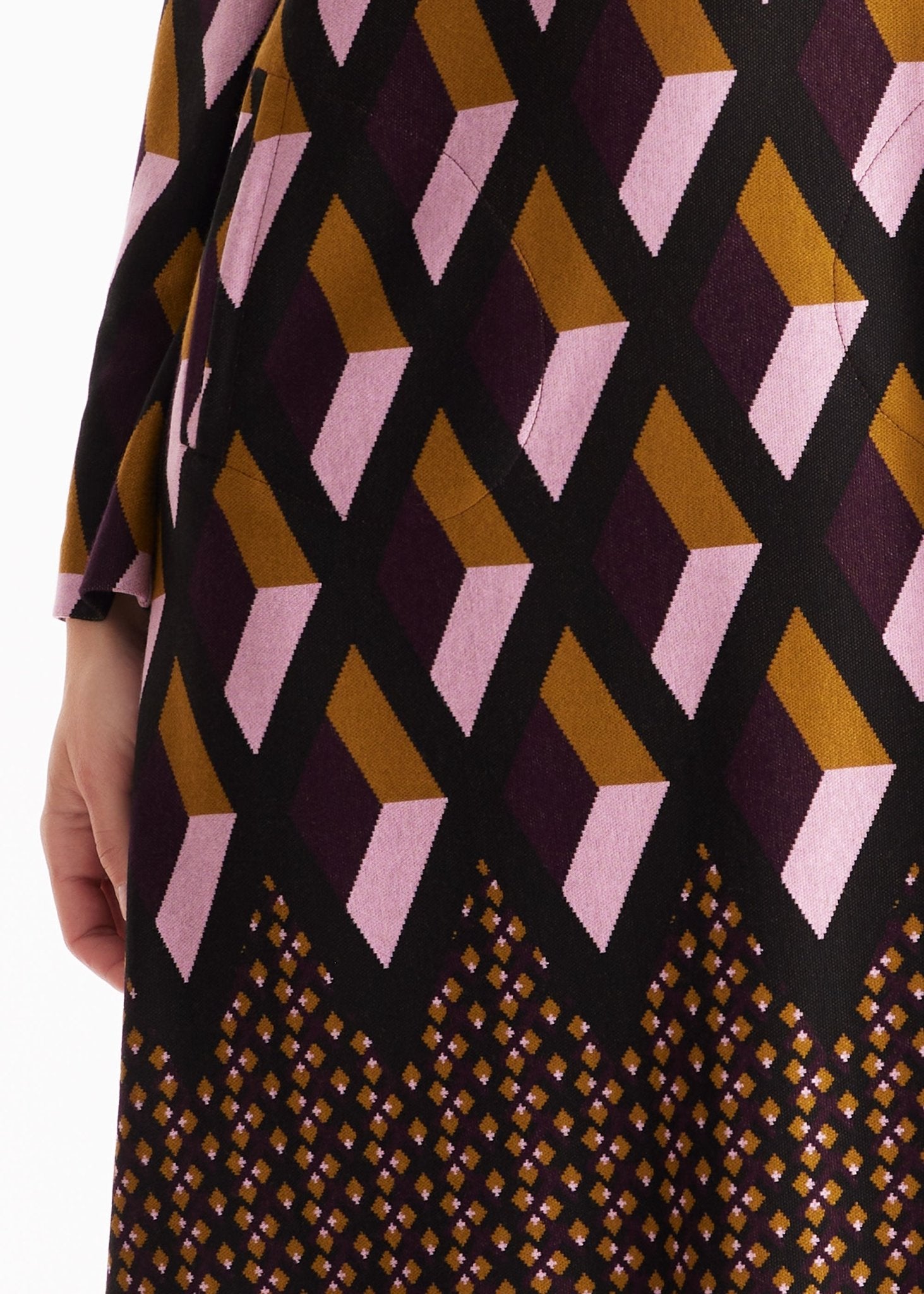 Kurzes Kleid QUBICON mit Stehkragen, langen Armen und geometrischem Muster in Dunkelrot 