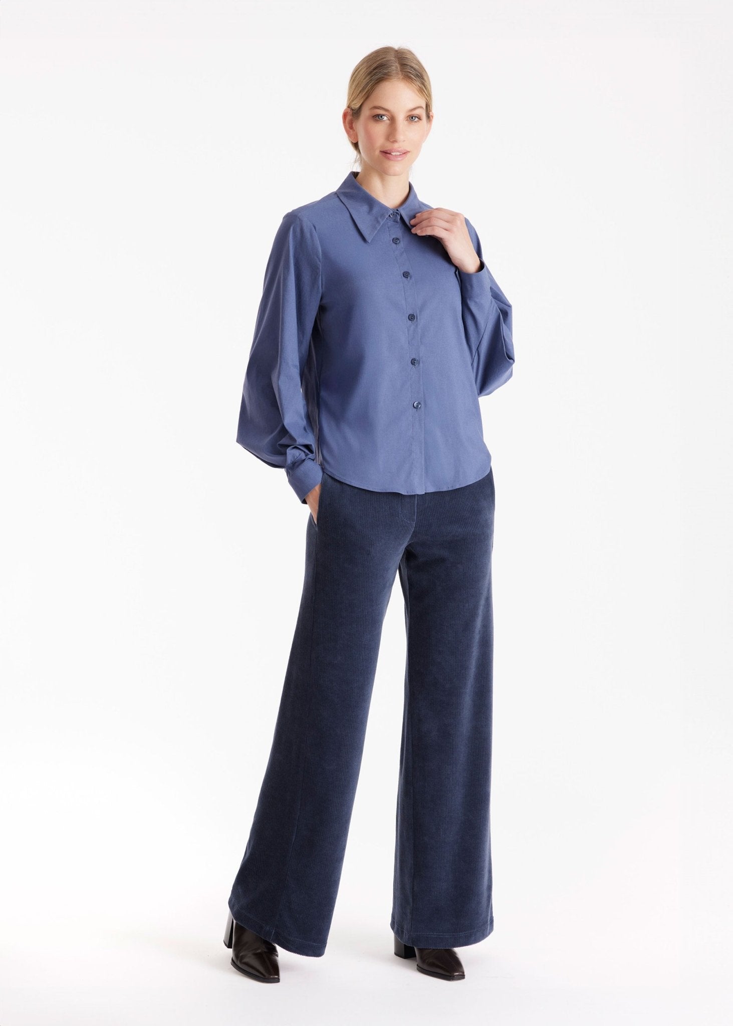 Hose WACORHO aus Cord mit lockerem Bein und Eingrifftaschen in Blau