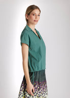 Bluse BLUFFIE mit Kragen und V-Ausschnitt, kurzen Ärmeln und Tunnelzug am Saum in Grün