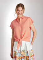 Bluse GYRINA mit Hemdkragen, Knopfleiste, kurzen Ärmeln und Bindedetail am Saum in orange-weiß gestreift