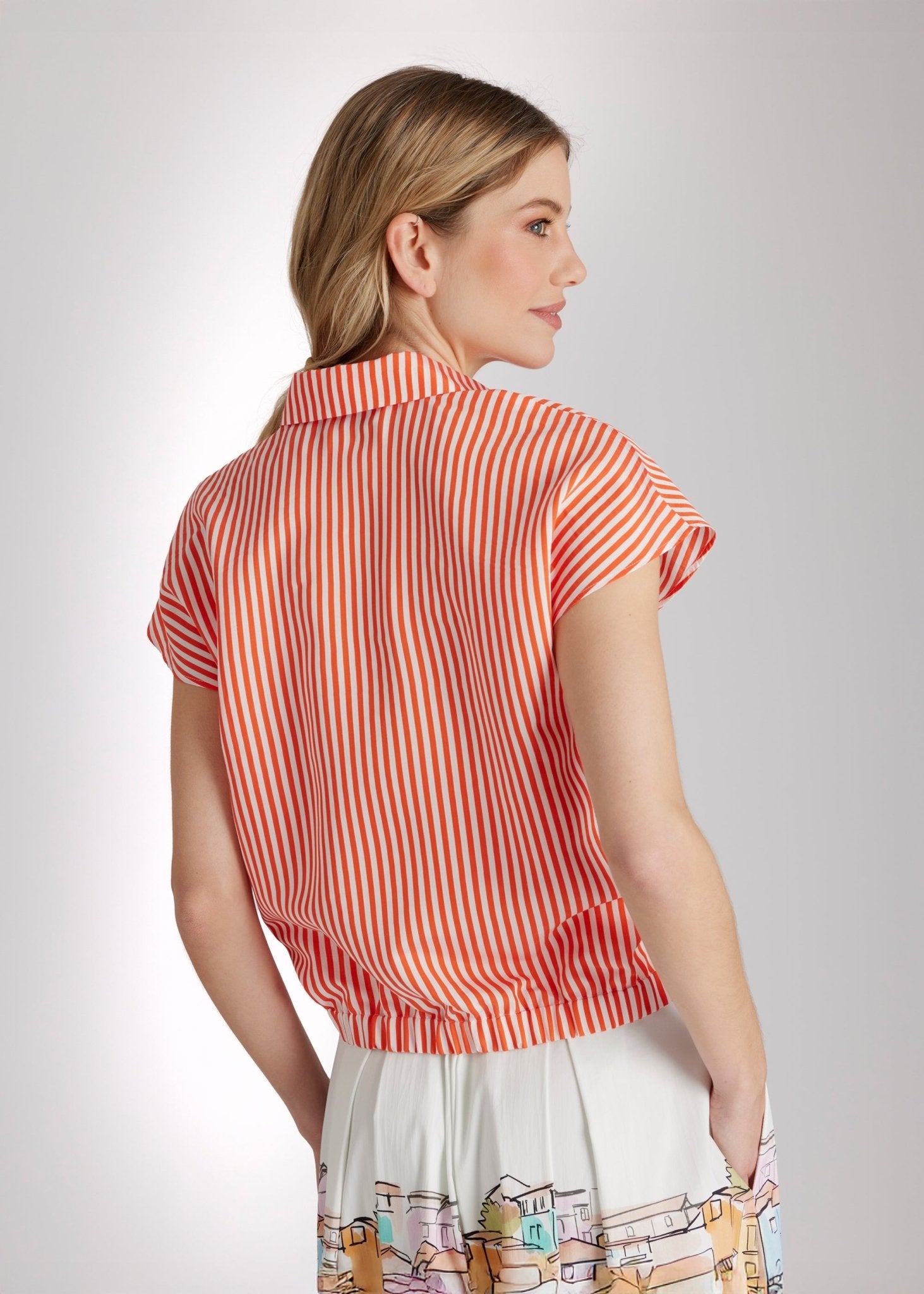 Bluse GYRINA mit Hemdkragen, Knopfleiste, kurzen Ärmeln und Bindedetail am Saum in orange-weiß gestreift