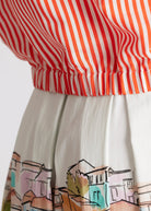 Bluse GYRINA mit Hemdkragen, Knopfleiste, kurzen Ärmeln und Bindedetail am Saum in orange-weiß gestreift